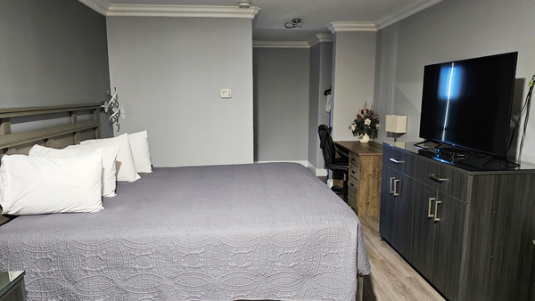 Deluxe King Room Photo 2