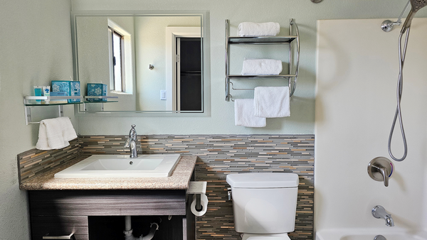 Deluxe King Room Photo 5