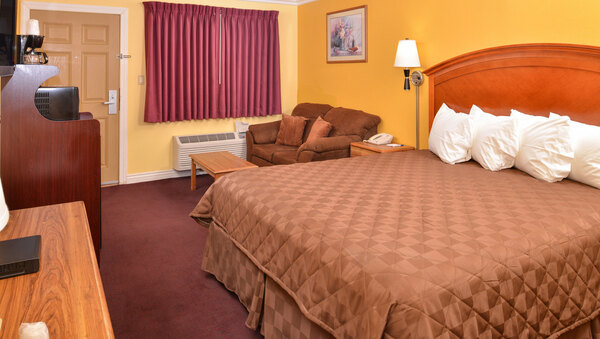 1 King Bed Non-Smoking Photo 2