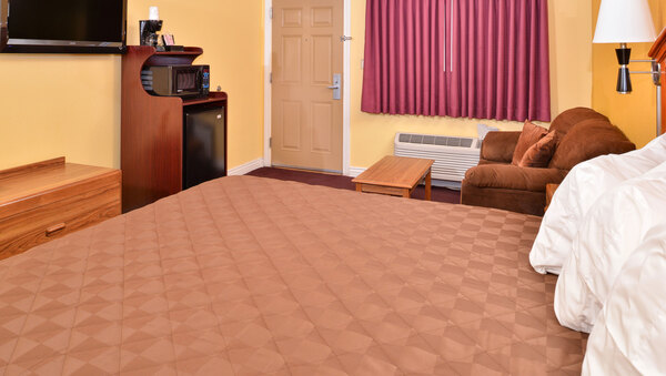 1 King Bed Non-Smoking Photo 3