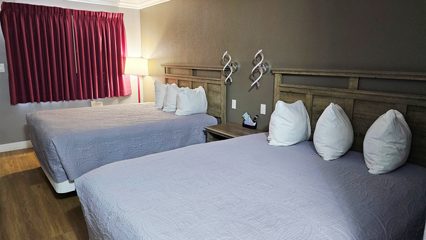 2 Queen Beds Non-Smoking Photo 1