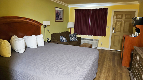 1 King Bed Non-Smoking Photo 2