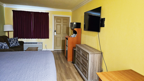 1 King Bed Non-Smoking Photo 3