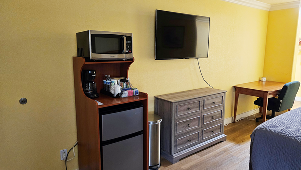 1 King Bed Non-Smoking Photo 4